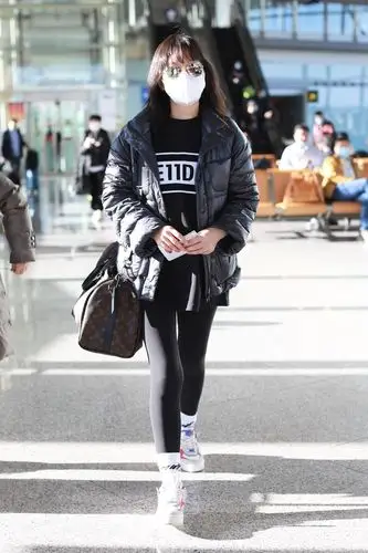 49岁闫妮素颜走机场 紧身裤下勾勒完美身形