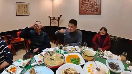 华子一家去县城饭店吃饭,800元一桌,一家人一起喝酒聊天真开心