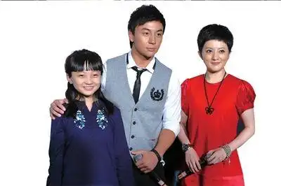 金铭助阵电影首映 短发红裙不言婚事(图)