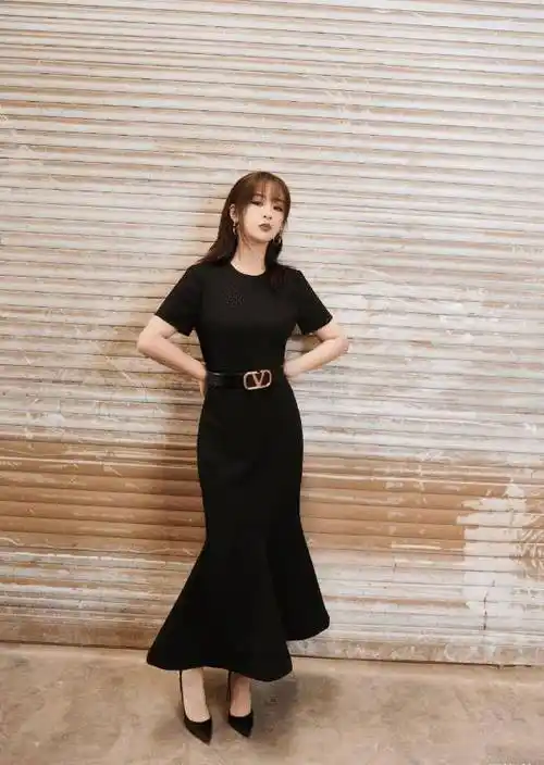 原创杨紫为证明肩不宽大胆挑战一字肩礼裙气质雍容高级感十足