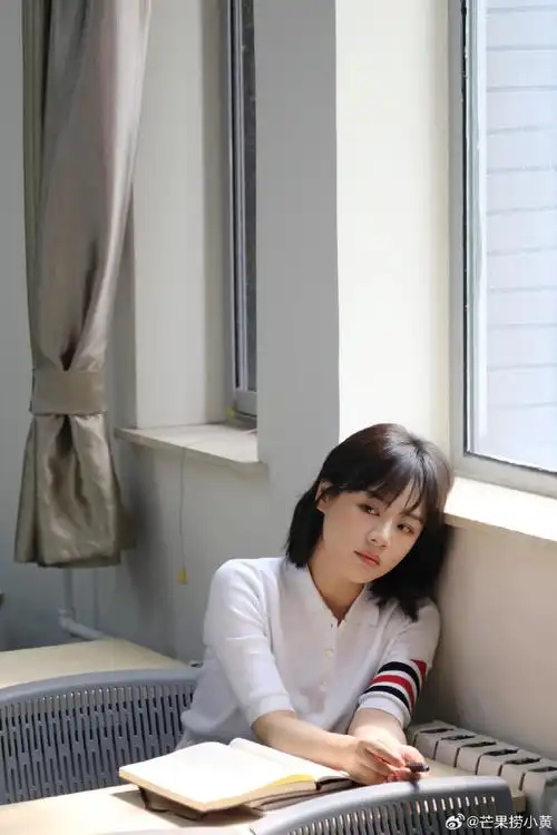 马思纯回母校中传#不得不说,马思纯这组重回母校的写真状态是真的好!