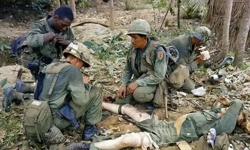 老照片训练格斗刺杀的解放军战士越南战场上踩中地雷的美军士兵