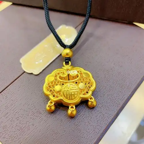 老凤祥藏宝金吊坠