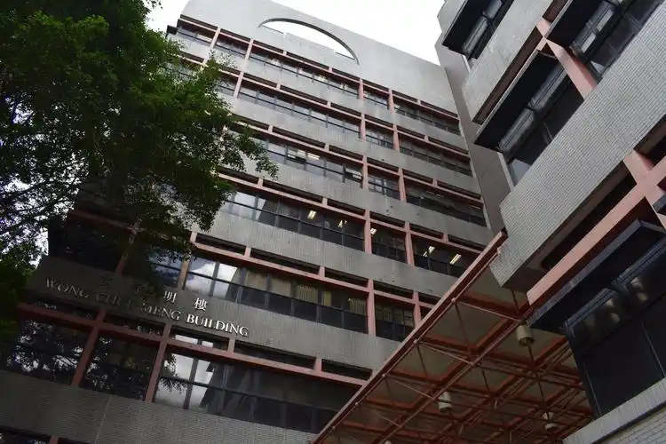 p>香港大学(the university of hong kong),简称 "港大"(hku),是 a