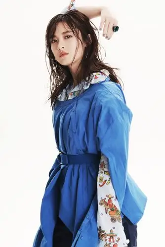 邵芸杂志大片曝光灵气少女造型前卫气质冷冽