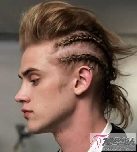 男生扎辫子烫头发型 搭配烫发尽显随性慵懒