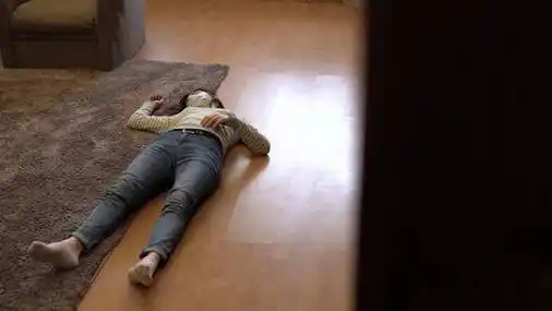 无口一个年轻女子躺在地板上死了.