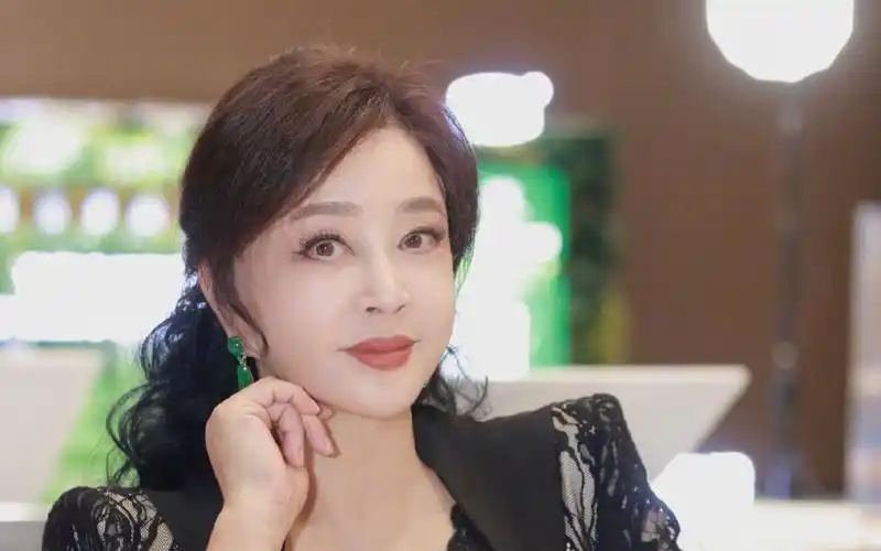 71岁刘晓庆出席活动,生图面部浮肿法令纹明显,佩戴翡翠贵气十足