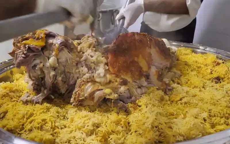 迪拜罕见的骆驼拼盘,阿联酋传统的美食!