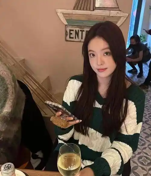 华谊千金王文也疑有新恋情,紧躺对方怀里脸色泛红,男方高大帅气_男生