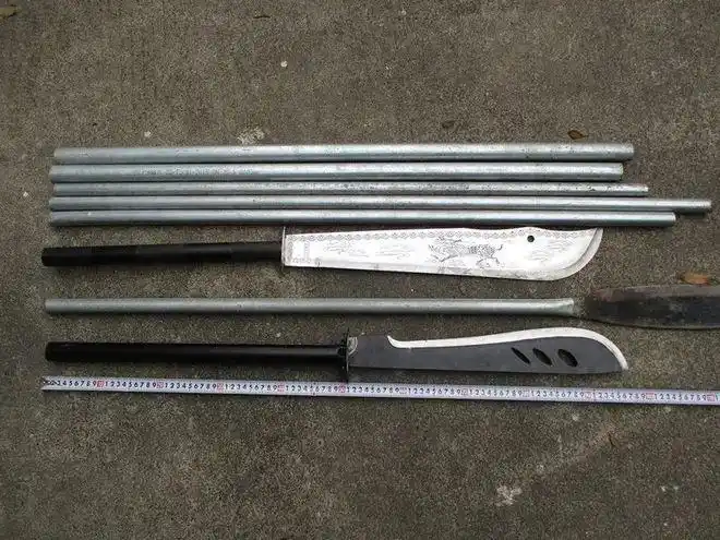 惊了只因看对方不顺眼灵山一帮哥仔竟群殴他人古惑仔看多了