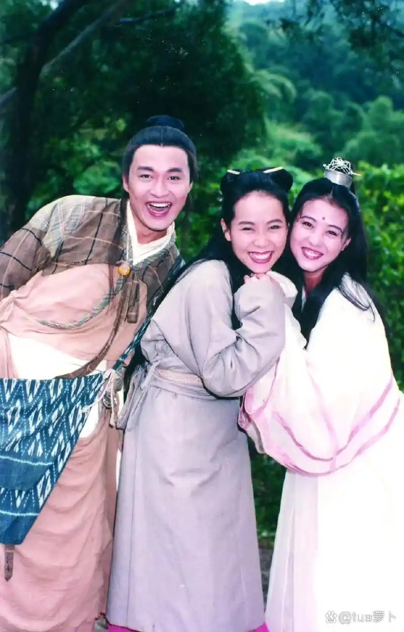 台视发布的94版《倚天屠龙记》幕后照片:马景涛,叶童,周海媚合影.