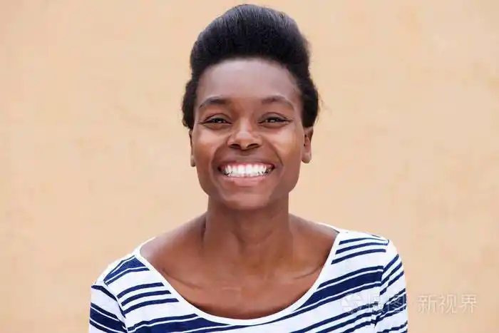 微笑的年轻黑人妇女