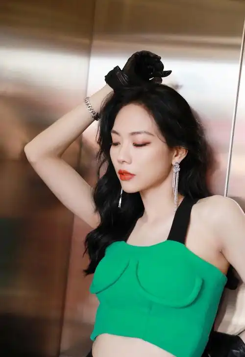 王霏霏露脐装甜酷写真图片