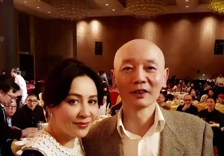 妹妹远在美国,父母也已离世,如今66岁无儿无女的葛优如何了_何聪_因为