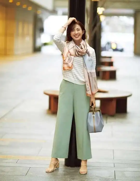 会打扮才不显老!女人过了40岁穿搭建议:颜色要浅,版型合身