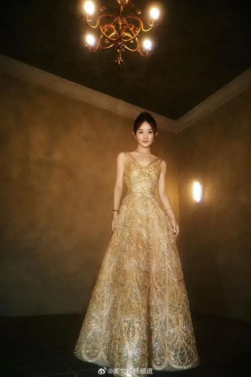 赵丽颖一身高定鎏金镂空礼服裙