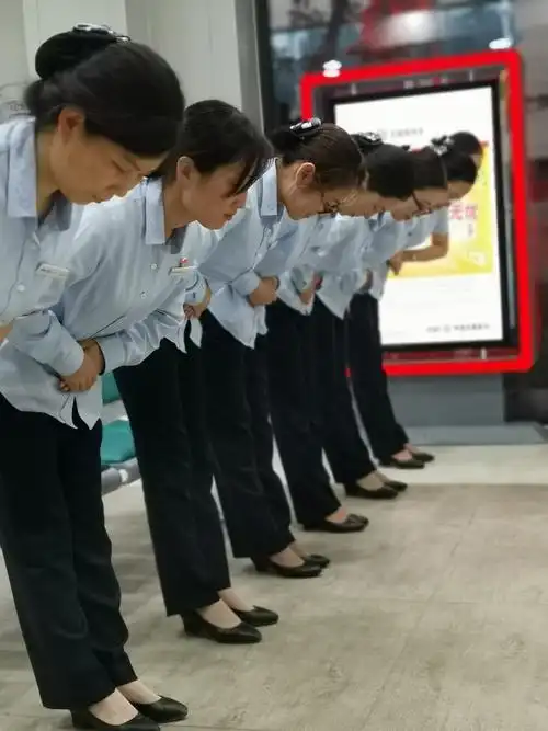 弯腰90度是对您的歉意