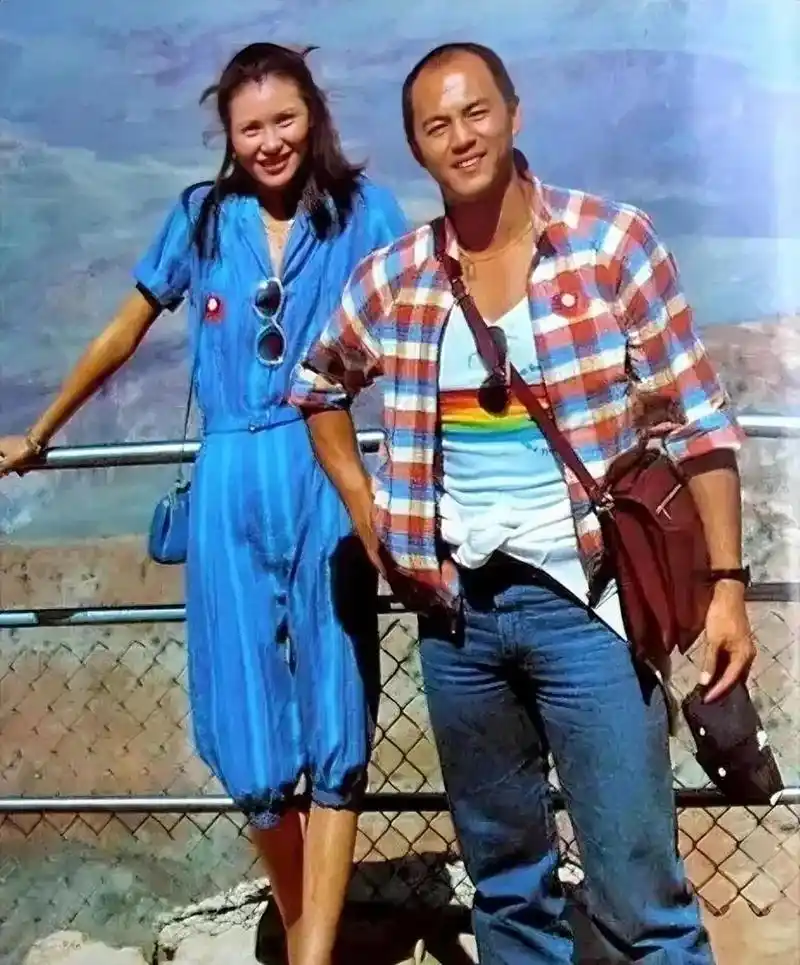 1981年,狄龙和他的妻子陶敏明一起到美国旅行,这是他第一次踏上美国的