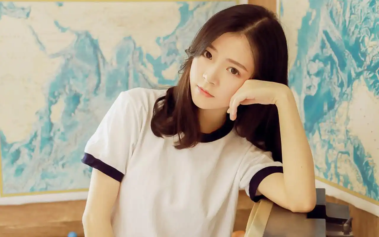 氧气美女清新写真图片桌面壁纸.氧气美女图片非常适合做壁纸哦.