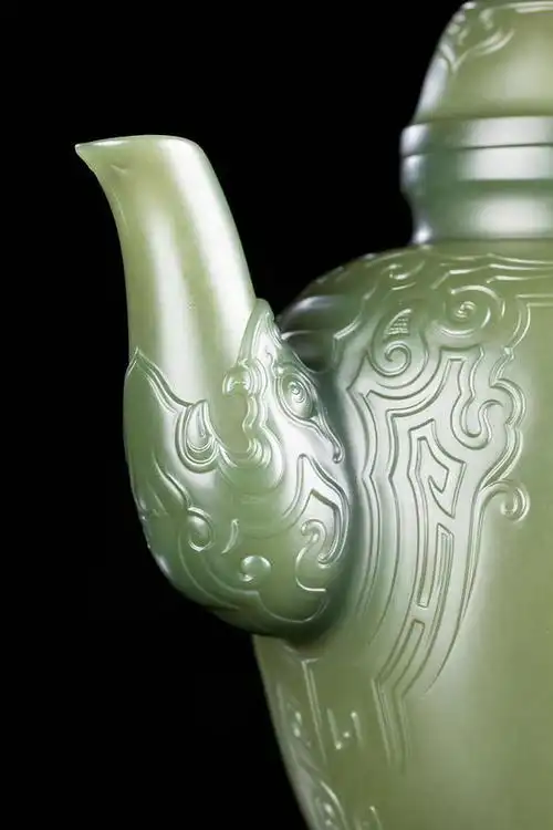 豆中强玉雕青玉螭尾夔首薄胎青玉壶苏工大师亲工鉴赏