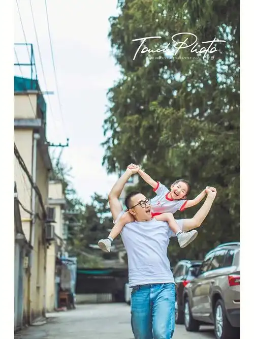 童感 ·famous东方卫视主持人沈婷与老公一起携女儿小豆包演绎最品膊