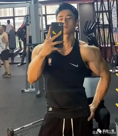 180cm重庆健身教练爆红网络,颜值肌肉太可了