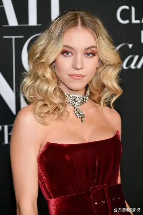 97年出生的当红好莱坞女星,西德妮·斯威尼,人称悉尼妹,以性感丰满的