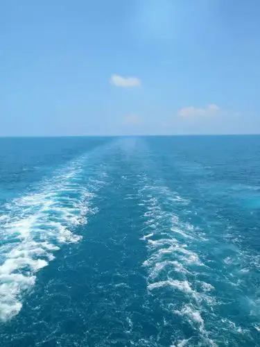 第一次来到公海,才发现海是无边无际的.湛蓝湛蓝的,深不见底.