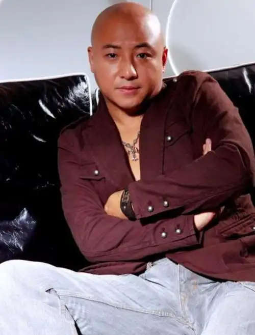 周晓鸥歌手个人资料 黑豹乐队主唱周晓鸥 - 歌词译