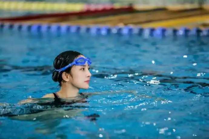 正真男子汉罕见杨幂泳装肤白貌美似出水芙蓉