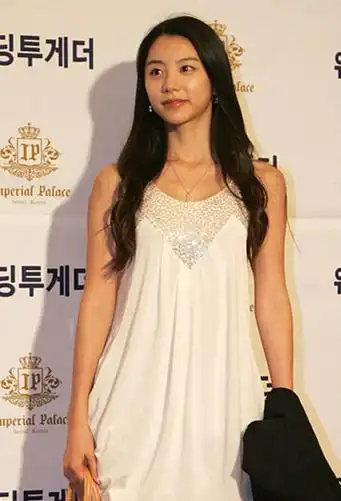 张赫老婆金如贞照片大曝光  长腿欧巴情定妙龄少妇