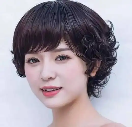 45岁大姐剪个短发一看像20岁笑得合不拢嘴了