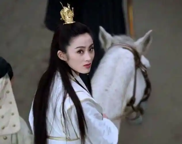 虽然网上一直流传着四大女神,朱茵眨眼,青霞醉酒,祖贤穿衣,张敏回眸