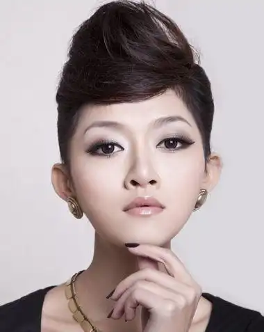 发丝的尾端沿着头型梳出蓬松的样子,职场女士梳盘发发型,发尾环绕在