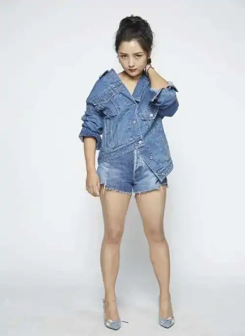 何洁虽发福但穿搭能力强撞色衫配牛仔裤瞬间觉得瘦一圈