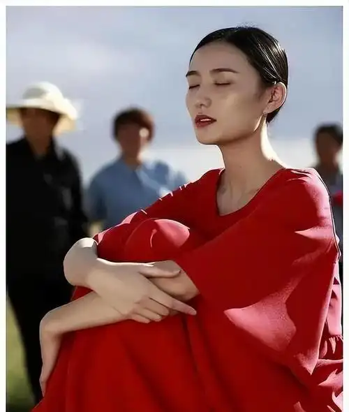 李亚鹏老婆首晒与继女合照,李嫣状态好漂亮,才懂她和王菲谁精明