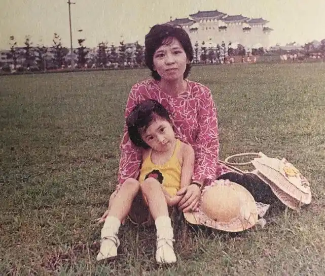 组图贾静雯罕见童年照曝光与女儿咘咘似复制粘贴