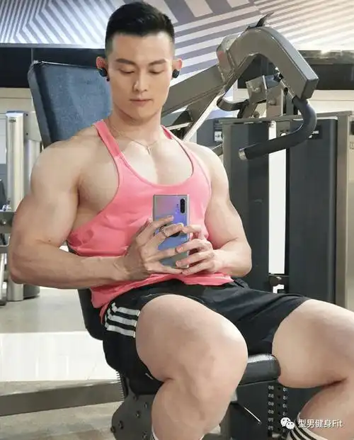 翘臀白皮肌肉哥_锻炼_臀部_练翘