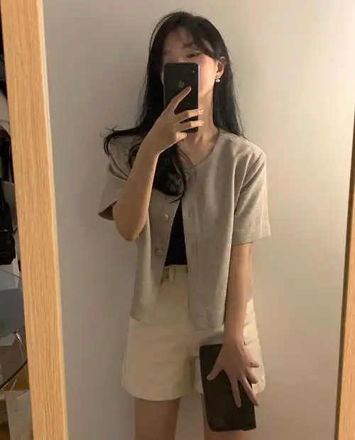 韩国ins博主的每日对镜穿搭自拍记录简约文艺的风格好喜欢