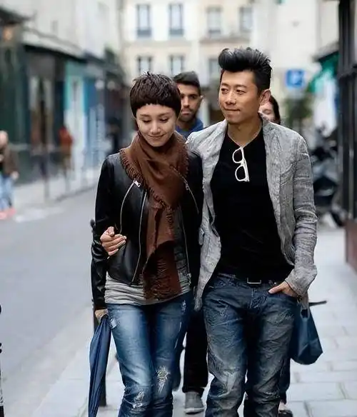 于小伟与高圆圆分手11年,他娶平凡女子翻红,她嫁小男子高龄产女_因为