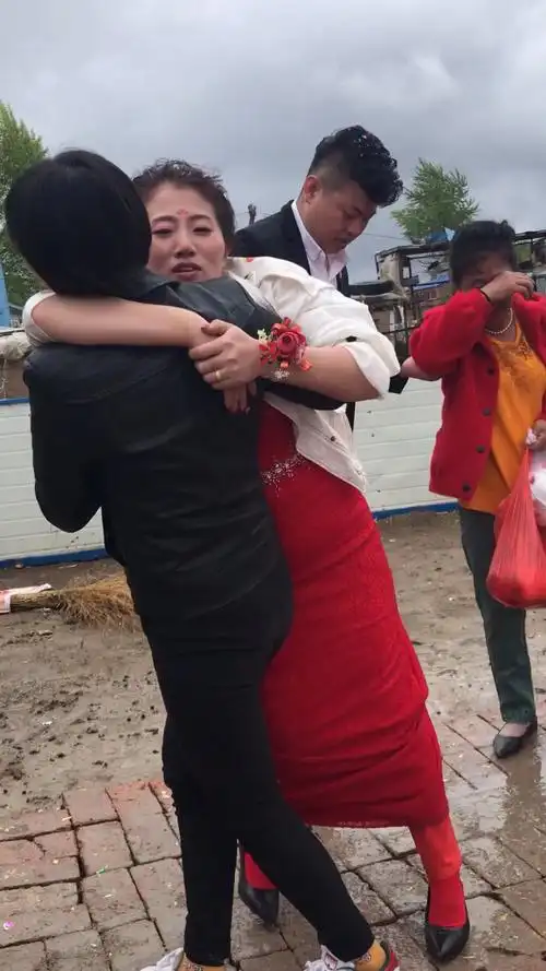 新娘子结婚当天居然喝多了97跟妈妈拥抱舍不得97是太高兴了吗?