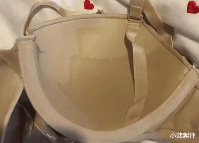 女孩去修车后,发现车内后坐内衣出现"斑污",4s店:赔2万够不够?