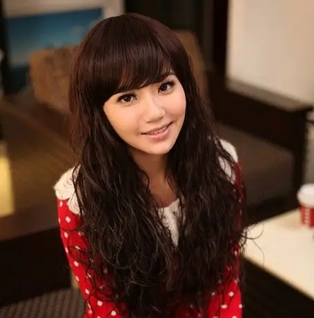 亚光色的染发,蓬松感十足的玉米烫发型,直发内扣的斜刘海,很俏丽活泼