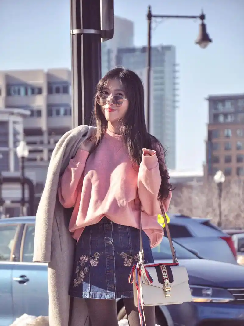 原创卫衣2021年明星们最流行穿法时髦又有气场这个春夏超推荐