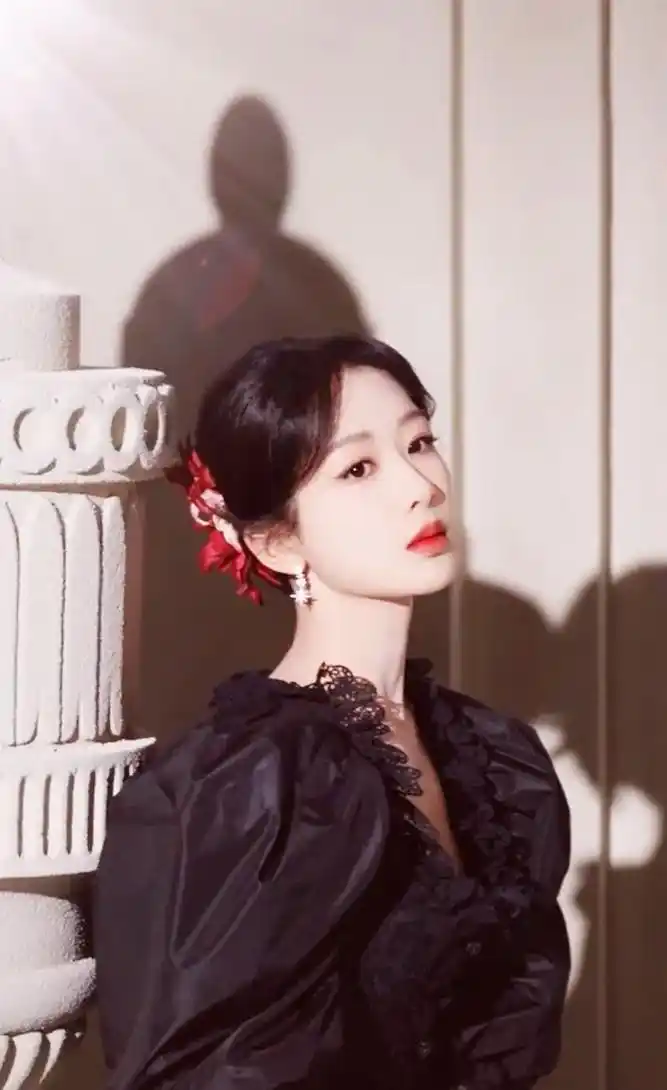 杨紫 就喜欢这种谁都不爱的眼神#杨紫伊菲丹代言 - 抖音