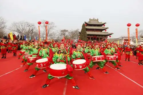 的寓意,组织各村委在陶寺舞台广场上演了一幕多姿多彩的民间绝活表演
