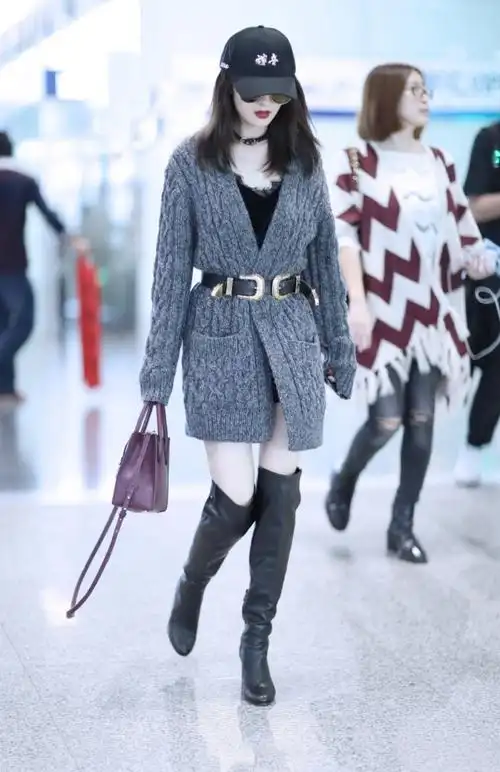 杨幂最新机场街拍 过膝长靴穿上瘾_明星街拍_女模网