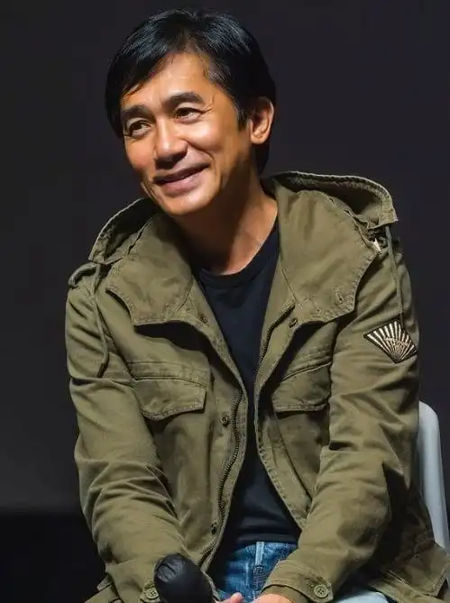 梁朝伟近日被邀请出席韩国釜山国际电影节,走红地毯时候的帅气照片