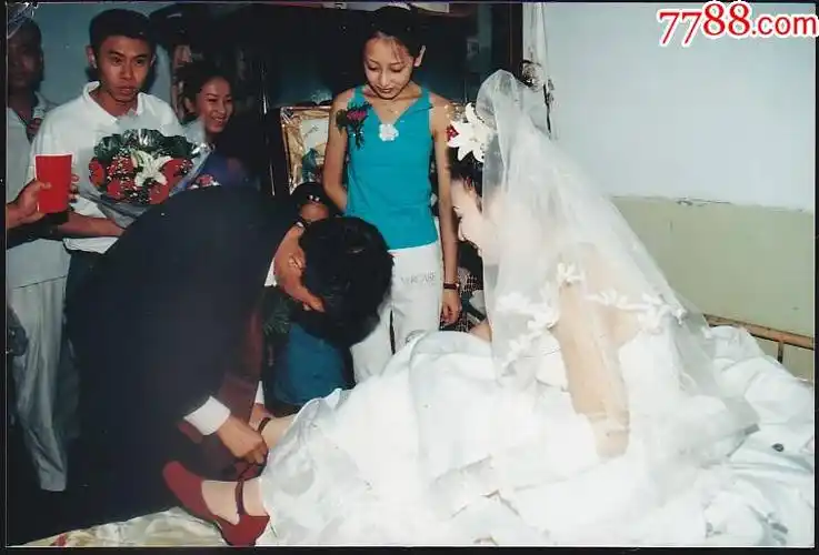 新郎迎娶新娘,给新娘穿鞋